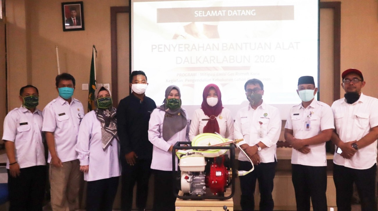 Disbun Serahkan Bantuan Alat Pemadam Karlabun