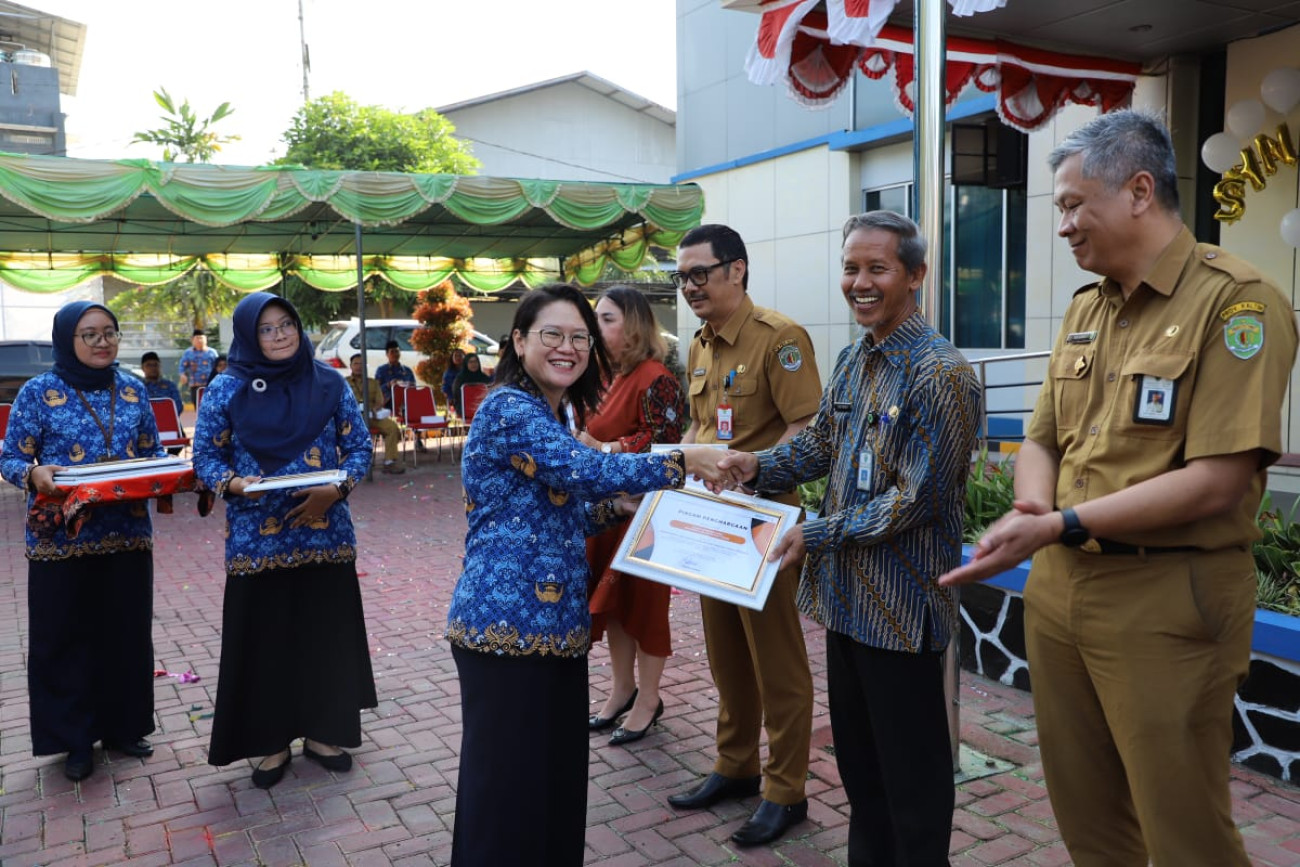 Disbun Terima Penghargaan dari BPS Kaltim