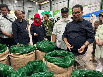 Pj Gubernur Kaltim Kunjungi Pabrik Pengolahan Biji Kakao di Berau