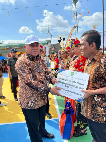 Kunjungan Gubernur Kaltim, DIsbun Serahkan Bantuan Alat Pemadam Karlabun