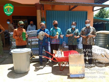 Disbun Salurkan Bantuan Pasca Panen Karet