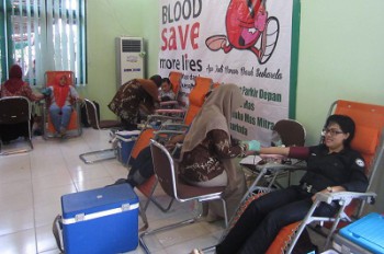 Disbun Kaltim Gelar Donor Darah dan Pasar Murah