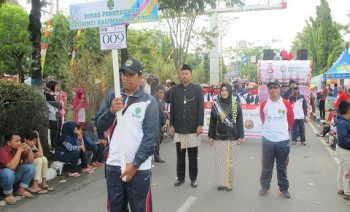 Disbun Semarakkan Pawai Pembangunan